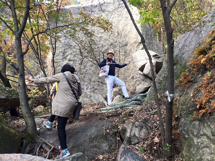  Korea.net Honorary Reporter Alfonso Delgado (center) climbs up Inwangsan mountain. 